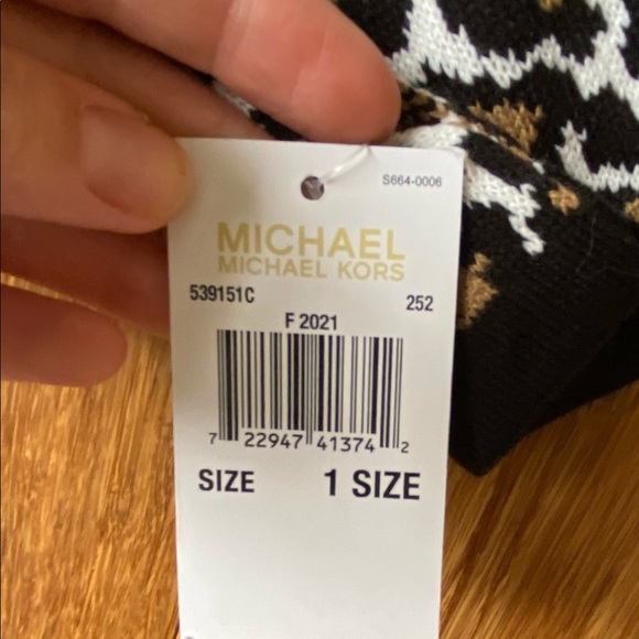 Micheal Kors Leopard Pribt scarf 🐆 - Picture 3 of 3